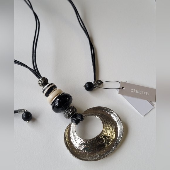 Chico's New With Tags, Hammered Silvertone Pendant Necklace -NWT - Picture 8 of 8